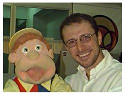 O boneco J�lio e Fernando Gomes durante o bate-papo da Uol.